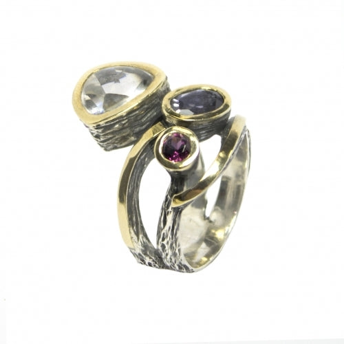 Anillo en plata de ley 925 y oro 9k con Cristal de Roca, Rodonita y Iolita