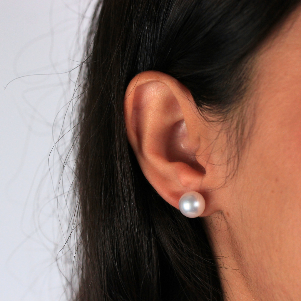 Pendientes de perla Akoya con pernio y presión en oro amarillo de 18 kt.