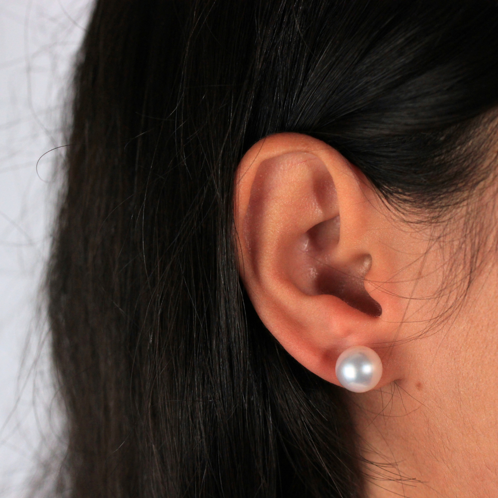 Pendientes de perla Akoya con pernio y presión en oro amarillo de 18 kt.