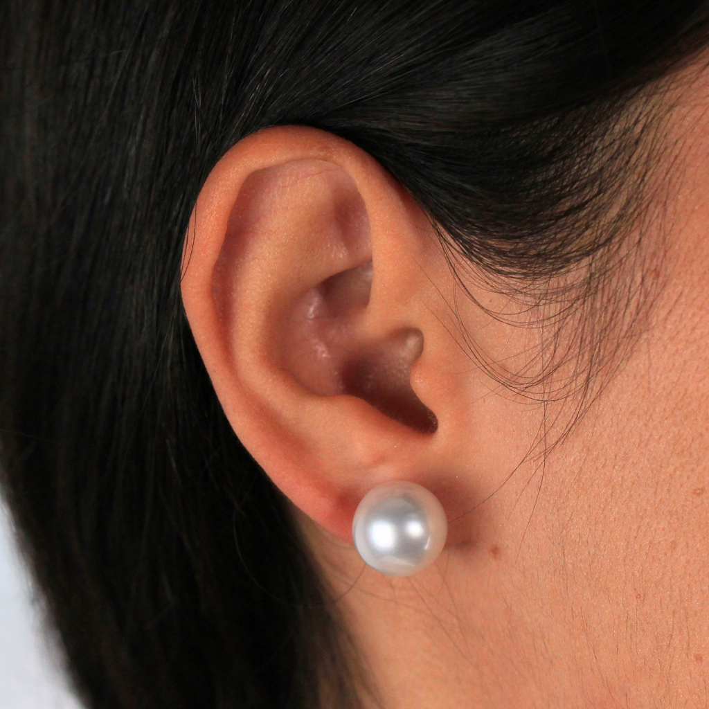 Pendientes de perla cultivada con pernio en oro amarillo y presión en oro blanco de 18 kt.