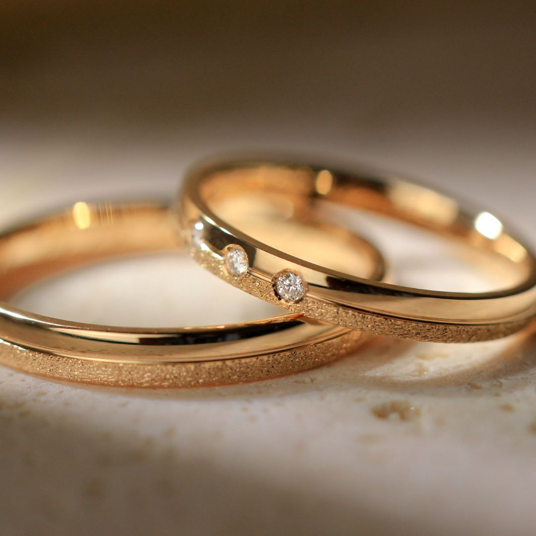 Alianzas de oro amarillo de 18 quilates con diamantes