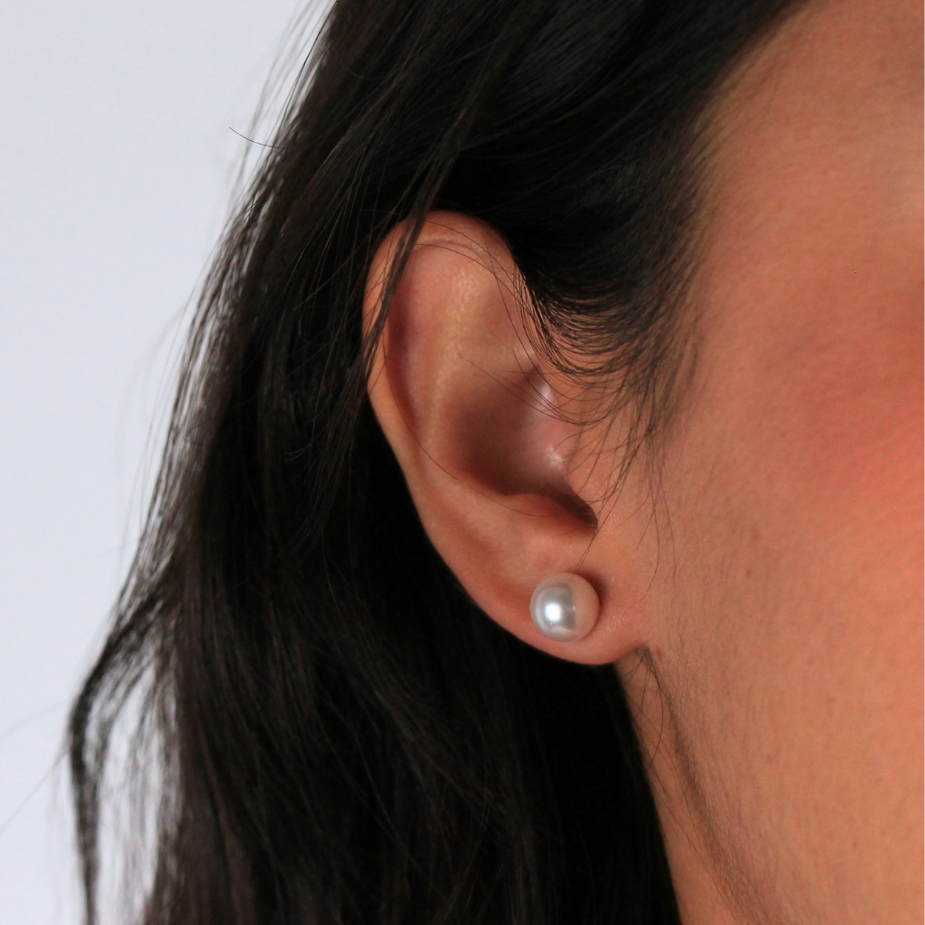 Pendientes de perla Akoya con pernio y presión en oro amarillo de 18 kt.
