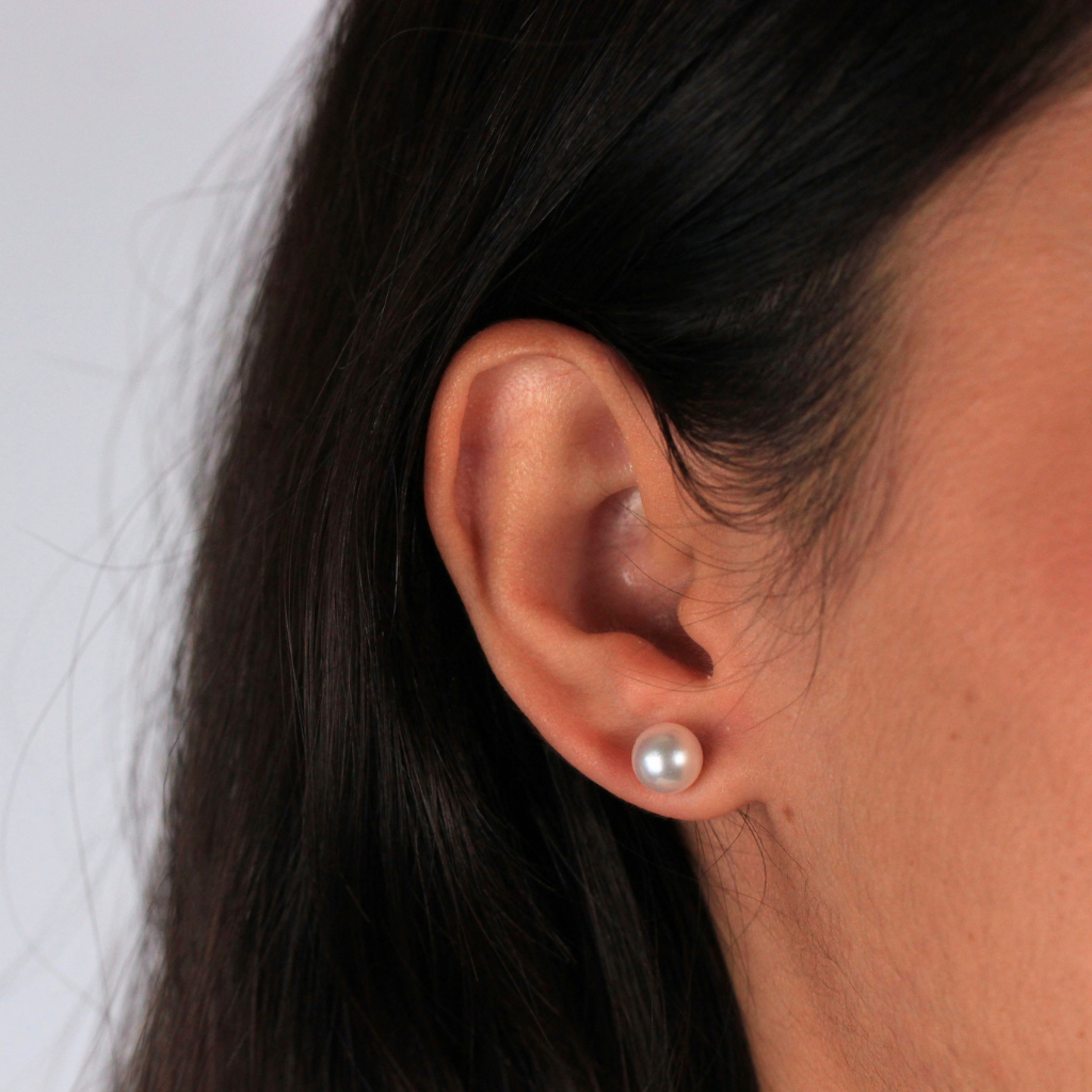 Pendientes de perla Akoya con pernio y presión en oro amarillo de 18 kt.