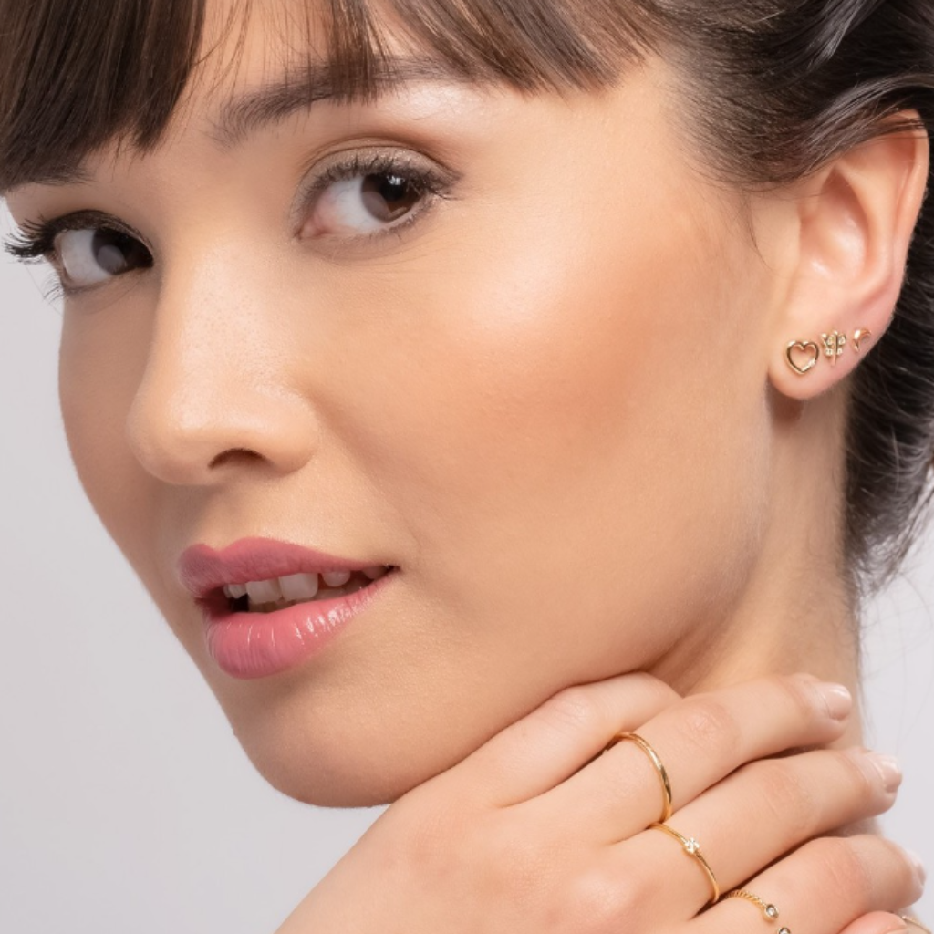Piercing realizado en oro de 18 quilates con circonitas.