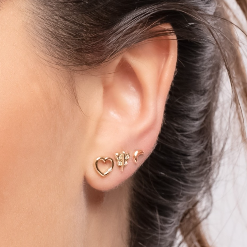 Piercing realizado en oro de 18 quilates con circonitas.