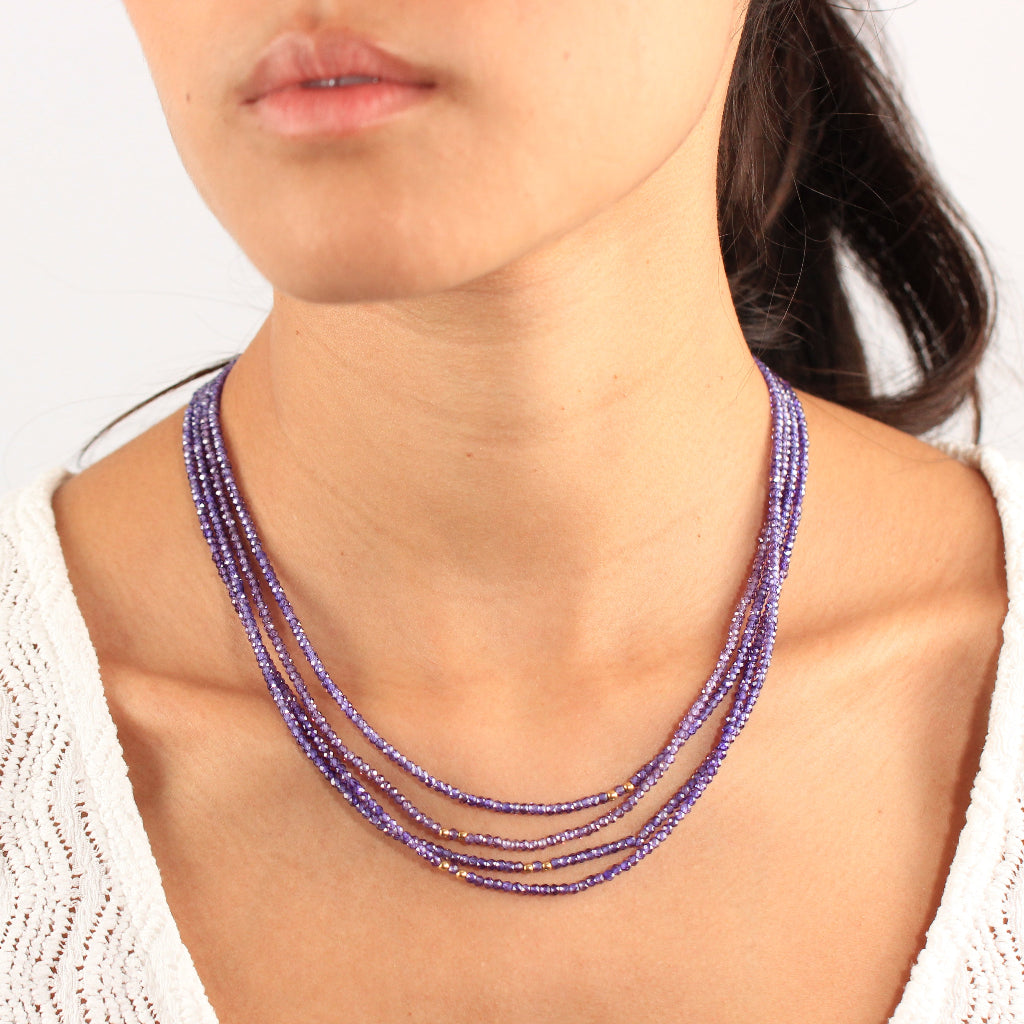 Collar gargantilla compuesto por cuatro hilos de amatista facetada con detalles y cierre de mosquetón realizados en oro amarillo de 18 quilates.