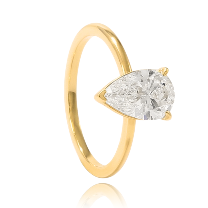 anillo de compromiso en oro amarillo de 18k con diamante creado de laboratorio talla pera en forma de lágrima