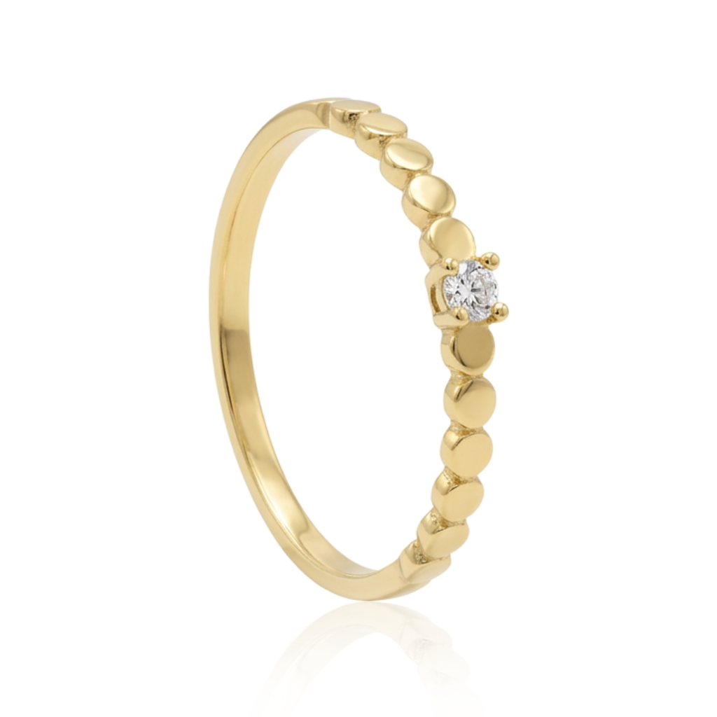 Sortija realizada en oro amarillo de 18 quilates y una circonita engastada en cuatro garras.