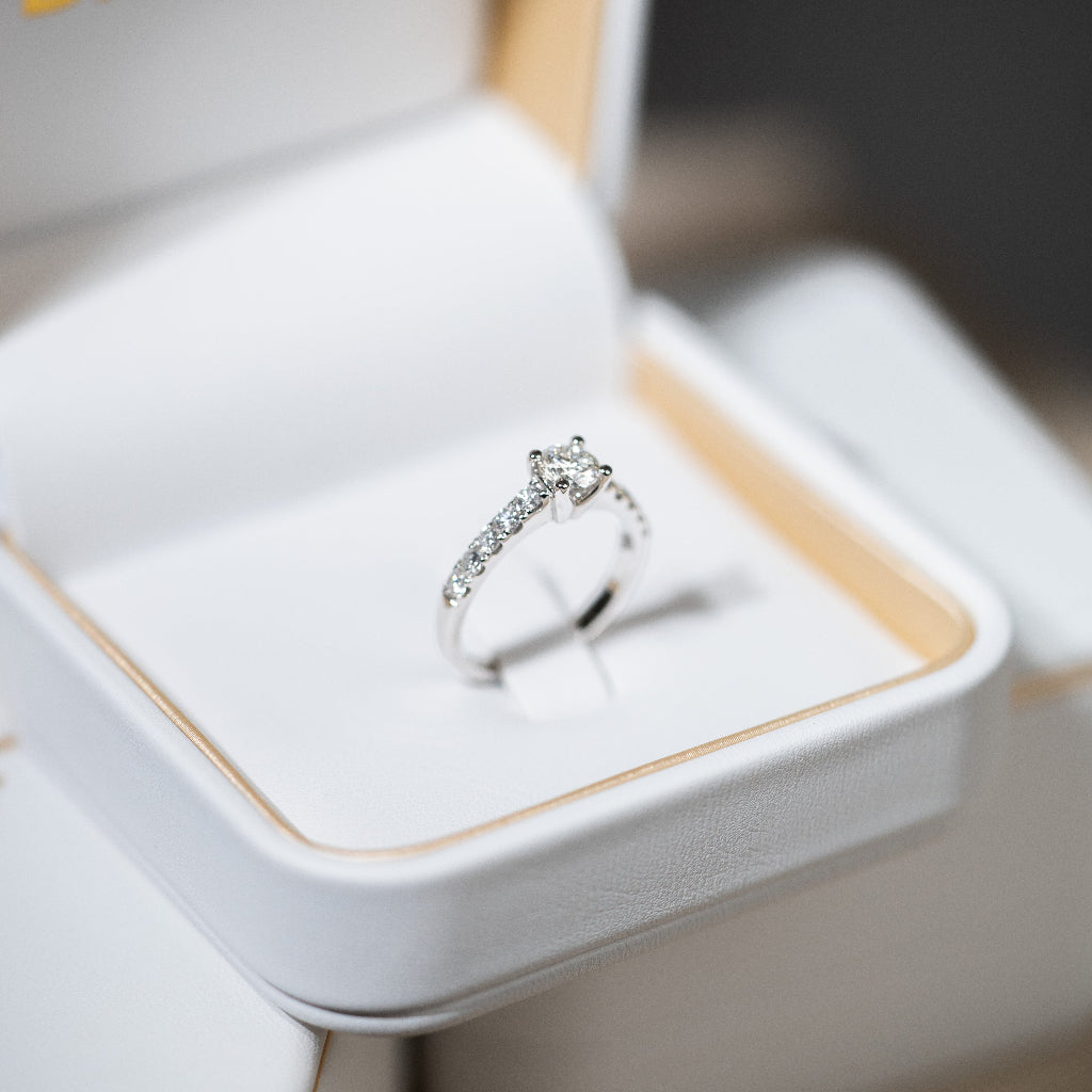 Sortija de pedida de mano oro blanco 18k y diamate