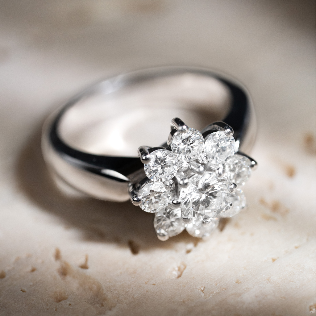 Sortija de pedida oro blanco con diamantes estilo roseta