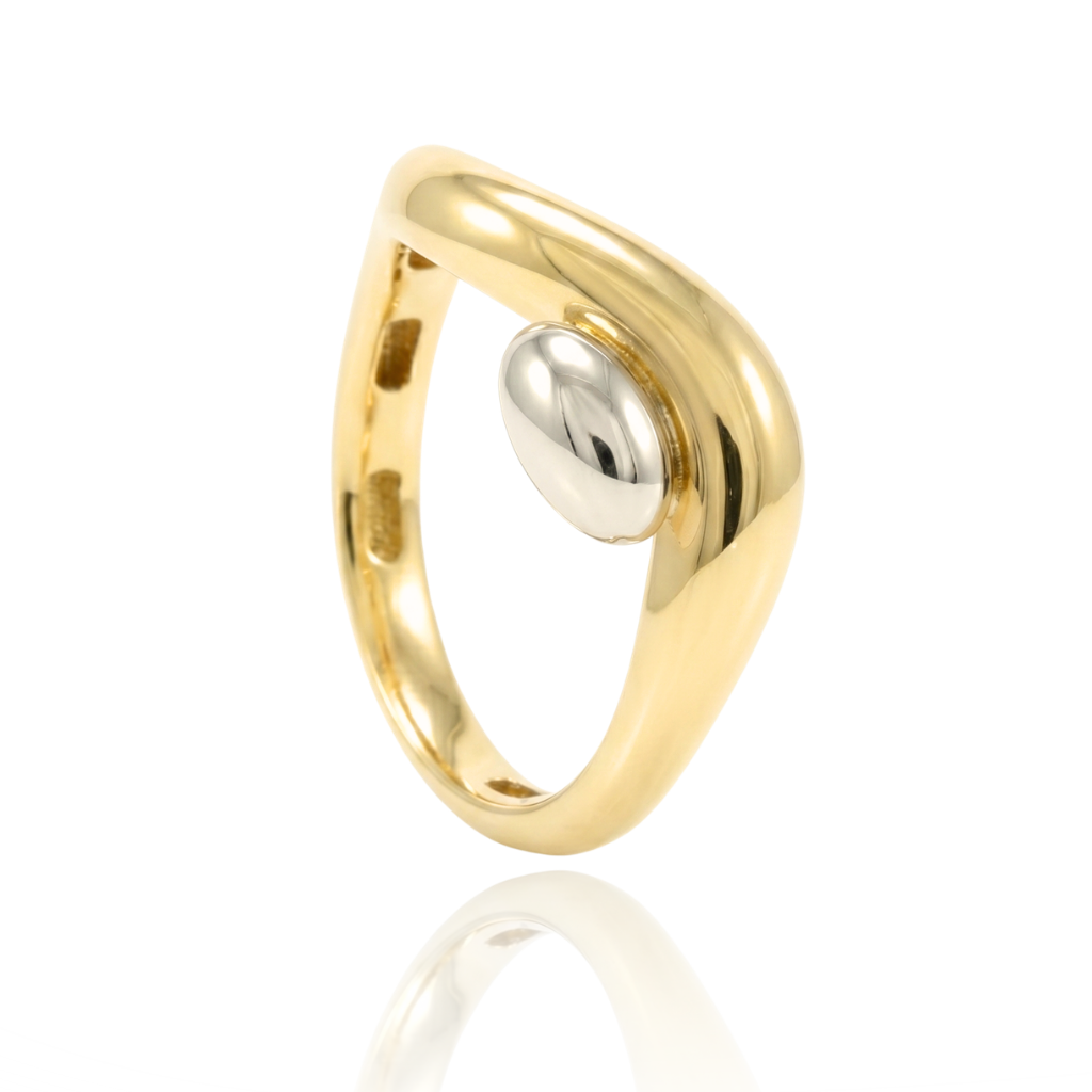Sortija curva de oro amarillo de 18 quilates con motivo ovalado en oro blanco.