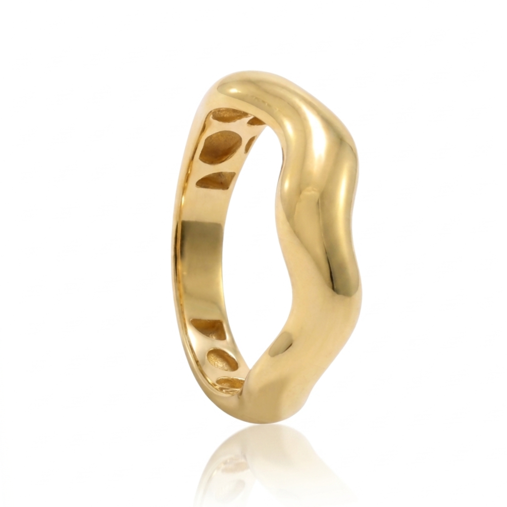 Sortija realizada en oro amarillo de 18 quilates.