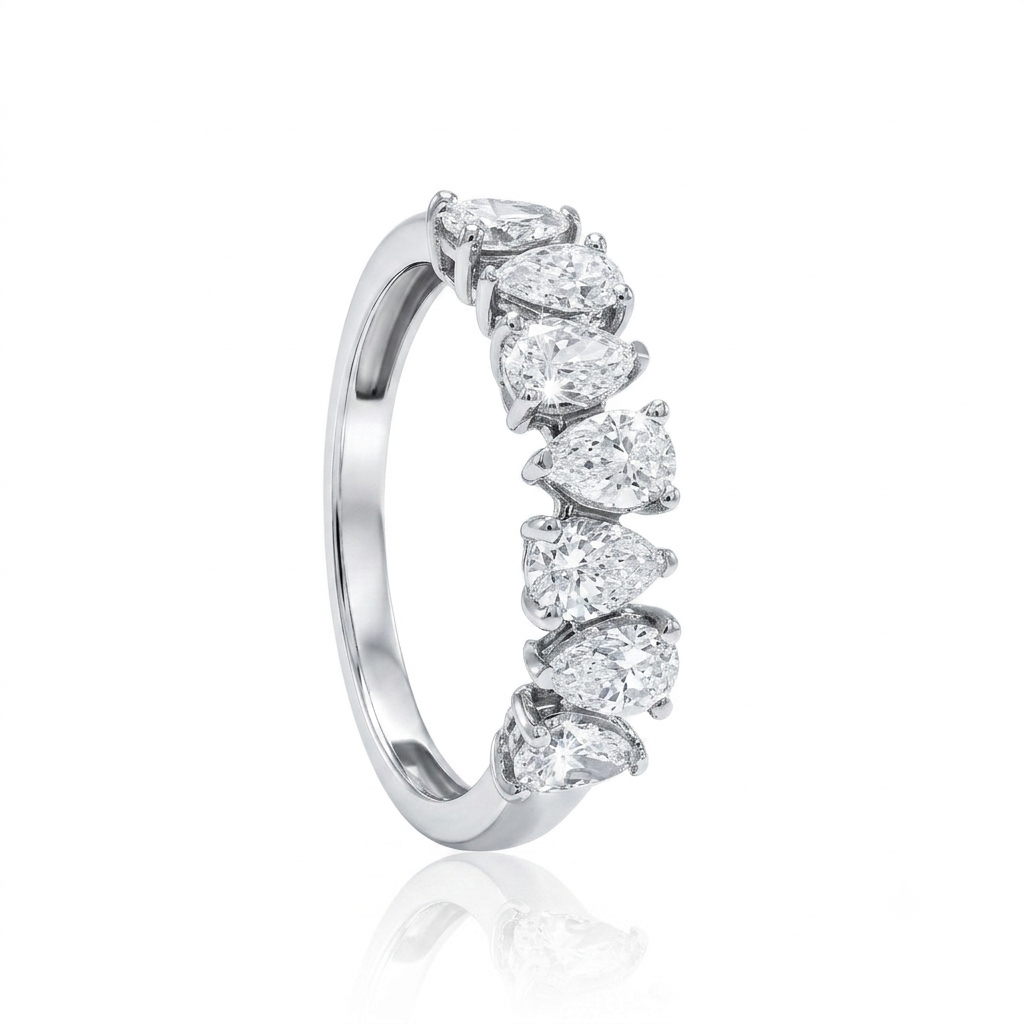 Sortija de oro blanco 18 quilates con medio carril de diamantes talla pera. Los 7 diamantes. El ancho de la sortija es de 0,2mm.