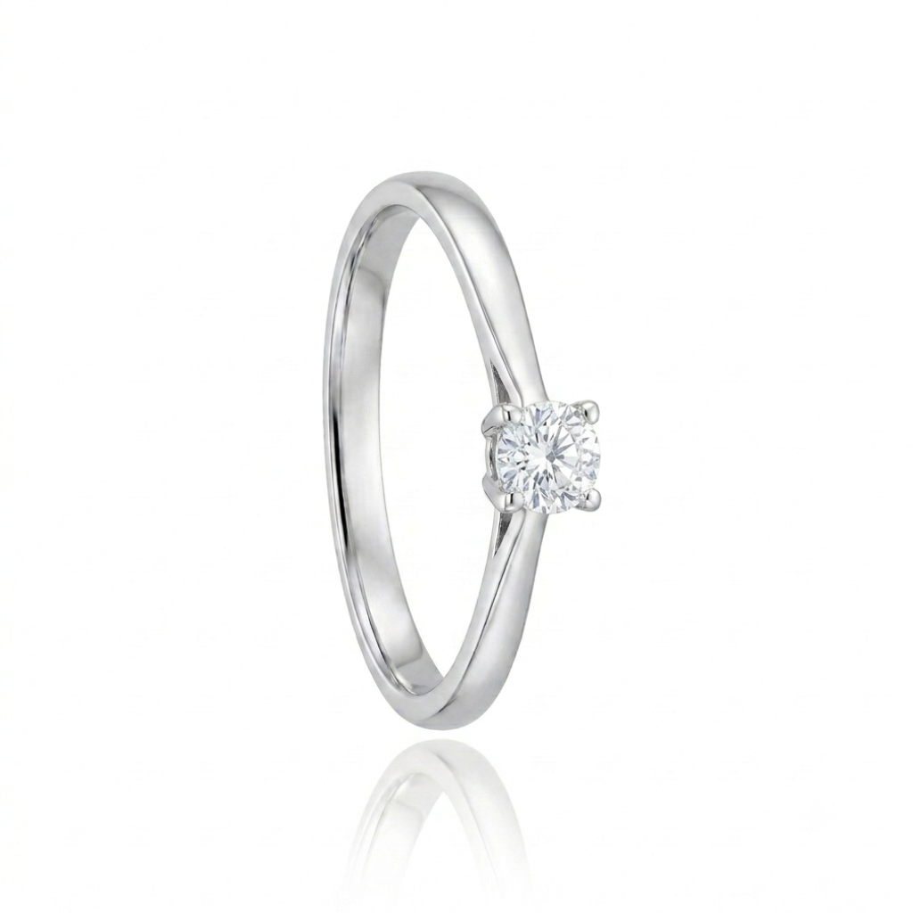 Sortija realizada en oro blanco de 18 quilates con un diamante central talla brillante de 0,110 cts. engastado en cuatro garras.