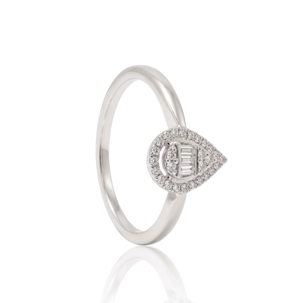 Sortija realizada en oro blanco de 18 quilates con 31 diamantes talla brillante y baguette en engaste invisible, con un peso total de 0,15 cts.