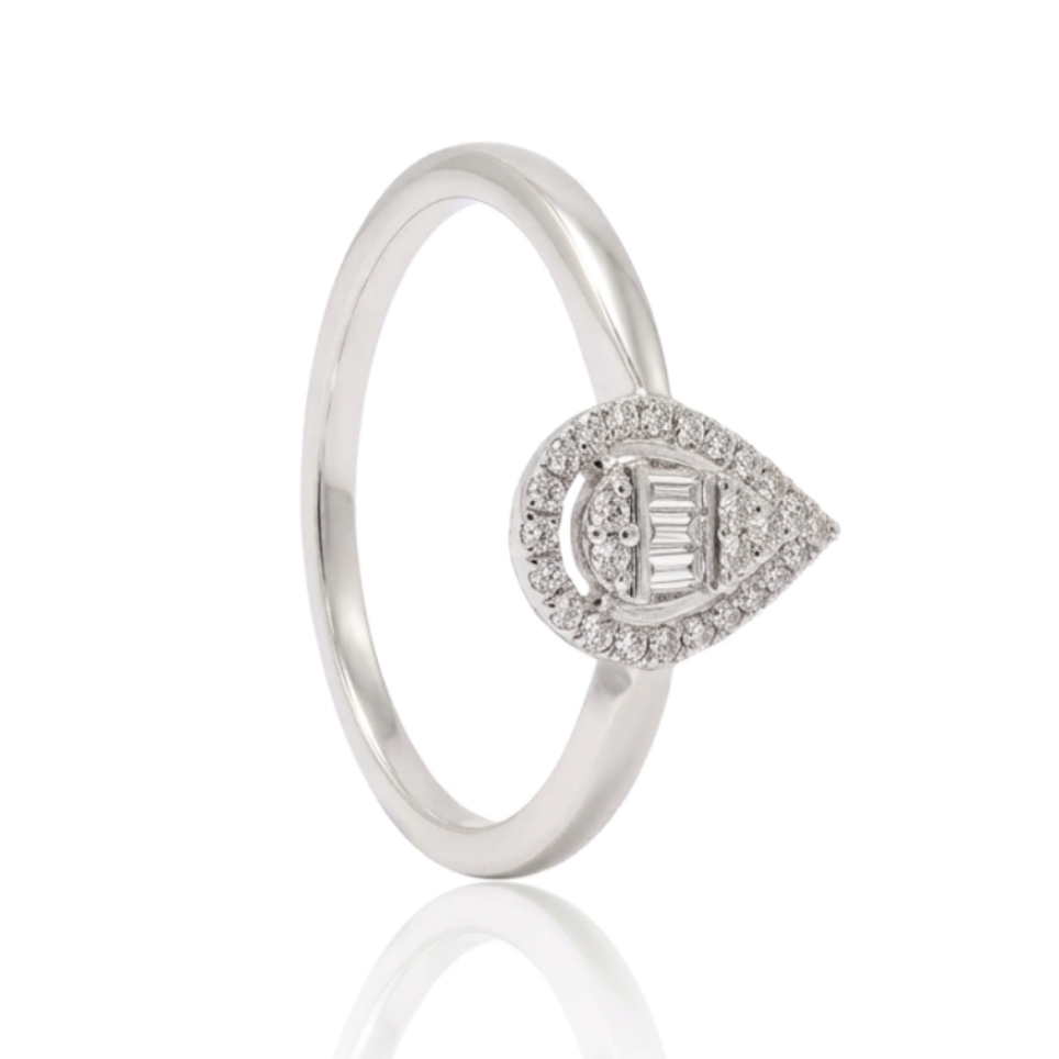 Sortija realizada en oro blanco de 18 quilates con 31 diamantes talla brillante y baguette en engaste invisible, con un peso total de 0,15 cts.