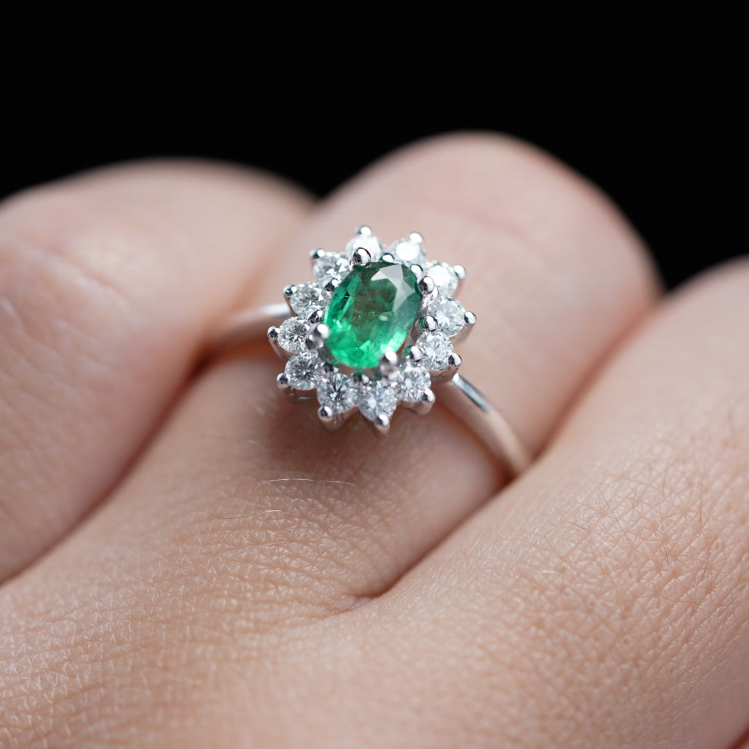Sortija Lady Di oro blanco 18k, diamantes y esmeralda natural oval