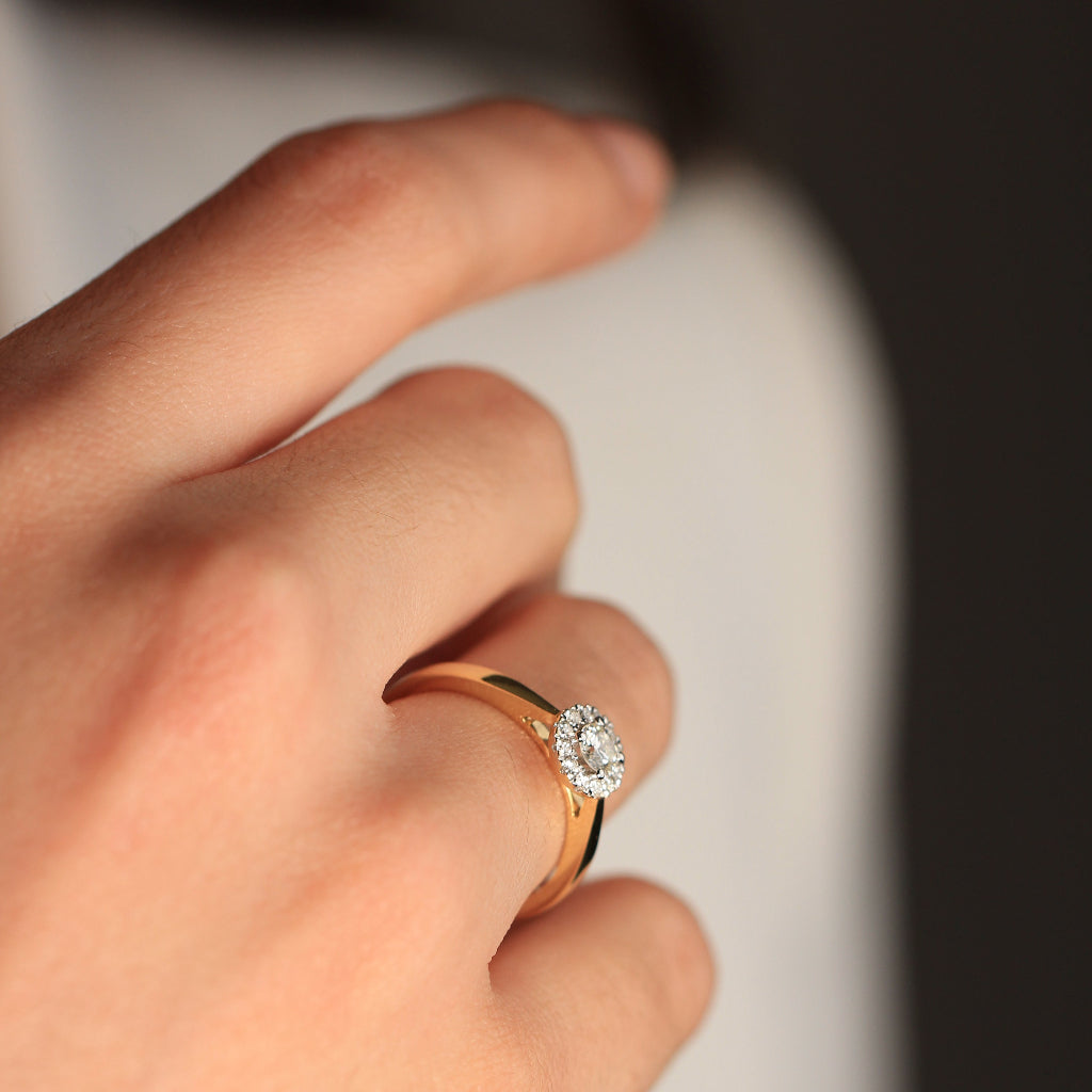 Anillo de compromiso de oro amarillo de 18k con diamante