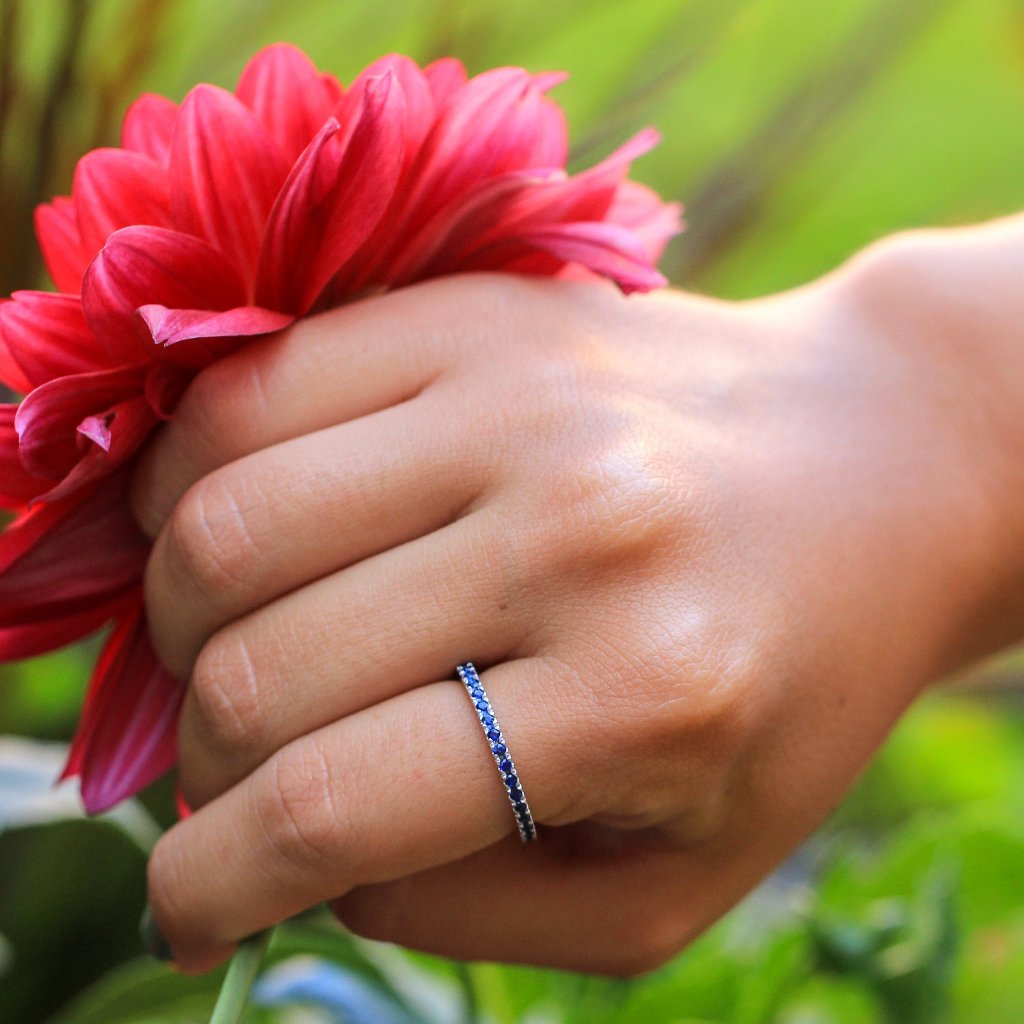 Anillo de oro blanco y zafiros