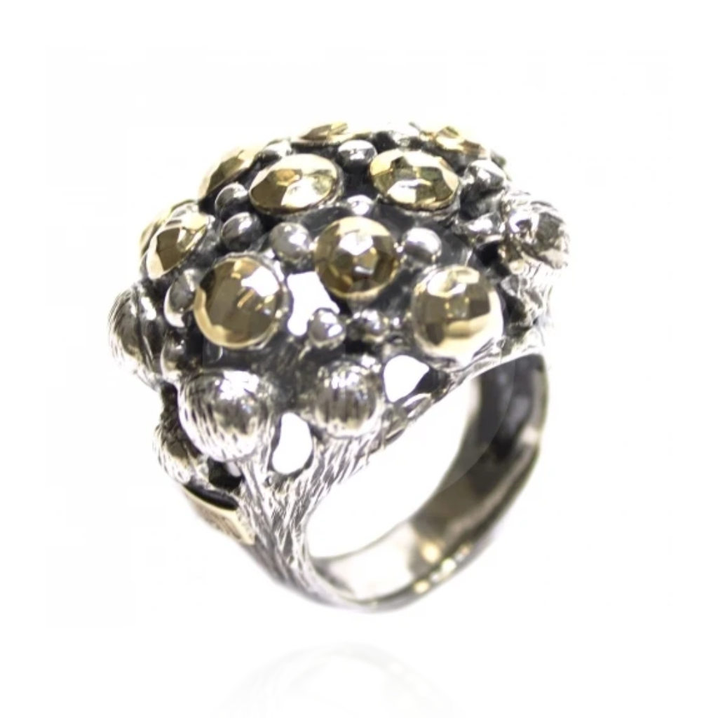 Anillo realizado en plata de primera ley (925) y oro 9 de quilates. 