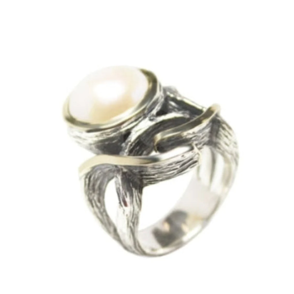 Anillo de plata de primera ley, oro de 9 quilates y perla cultivada. Colección Styliano Jewellery.