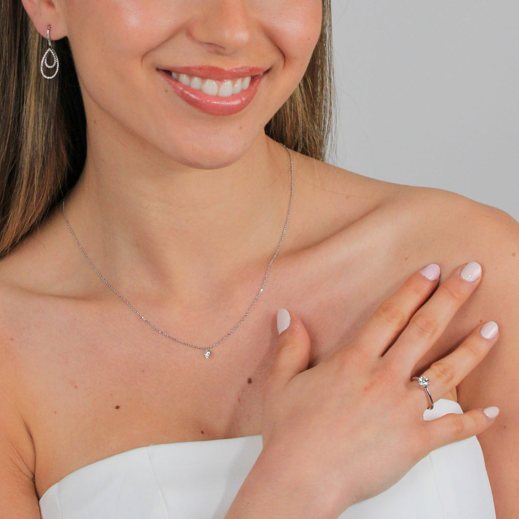 Anillo solitario de oro blanco de 18k engastado en seis garras