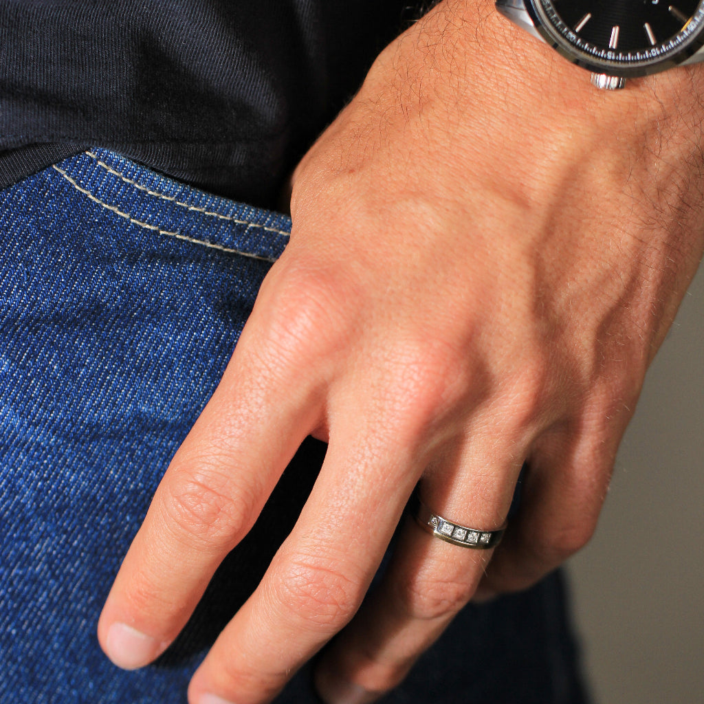 Anillo de compromiso para hombre con diamantes