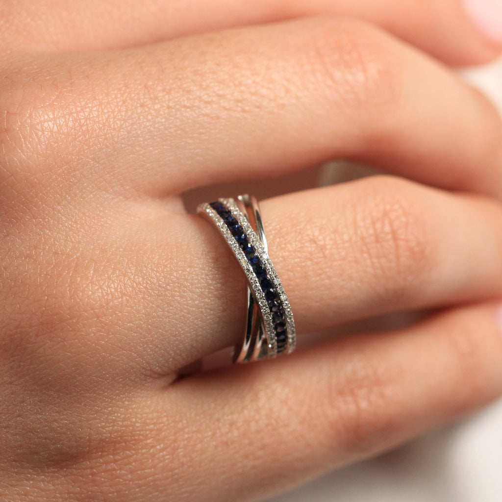 Sortija con dos bandas de oro blanco de 18k zafiros y diamantes