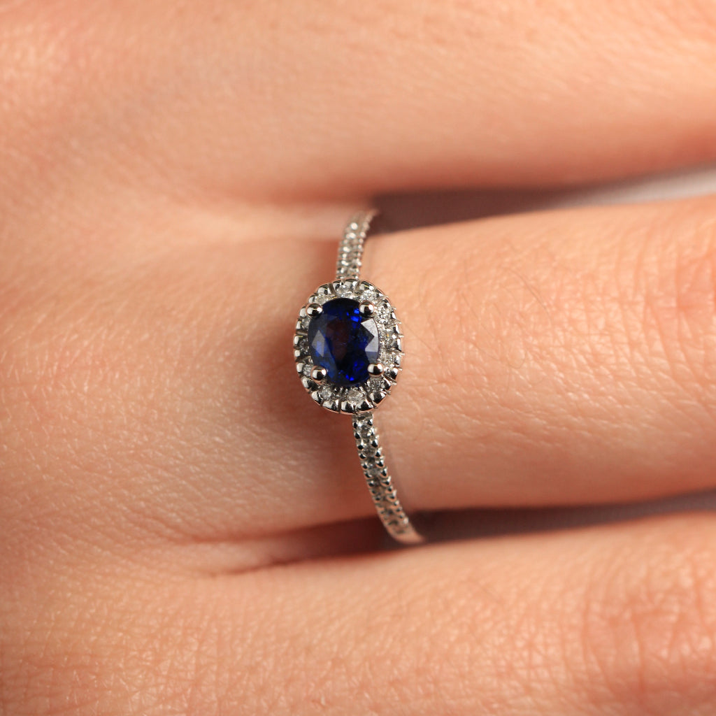 Sortija con un zafiro central y diamantes