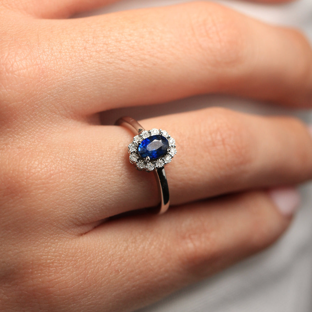 Sortija de compromiso con zafiro y orla de diamantes