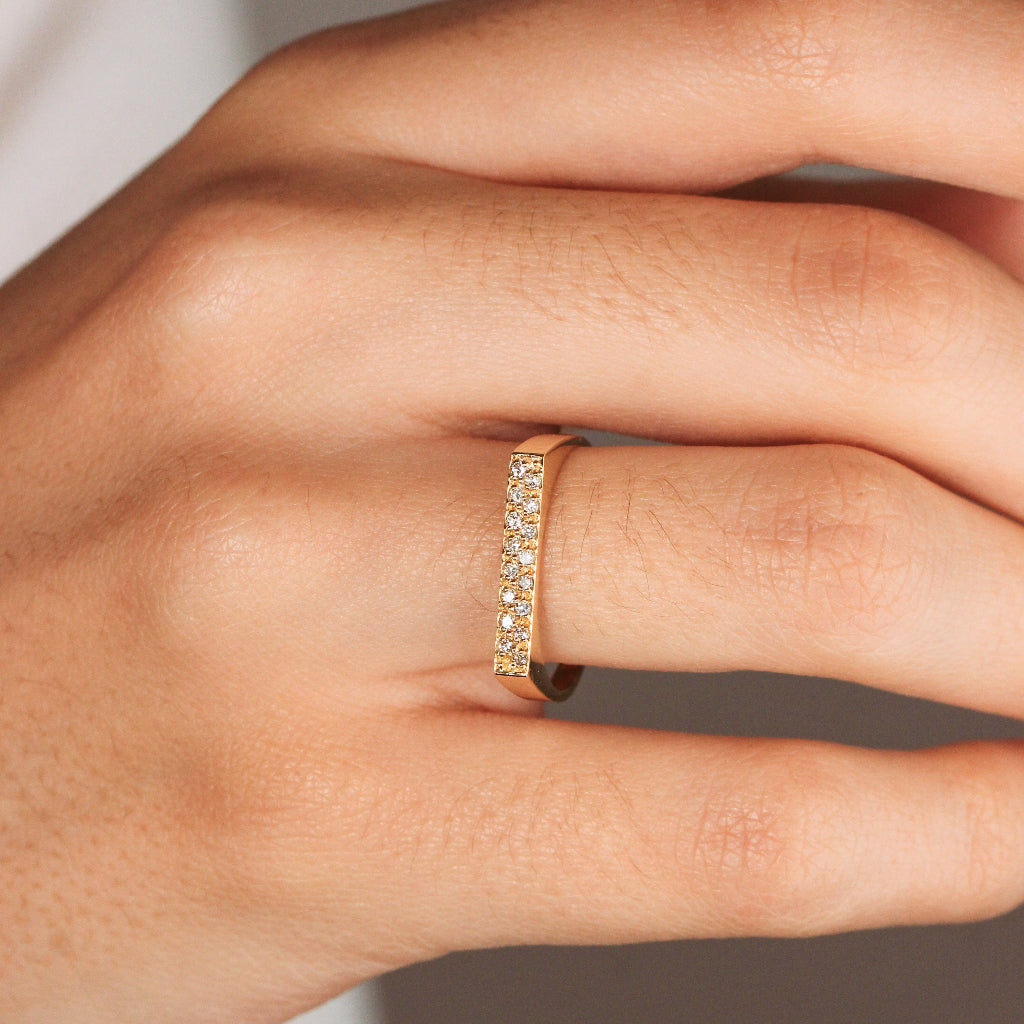 Anillo moderno con brillantes