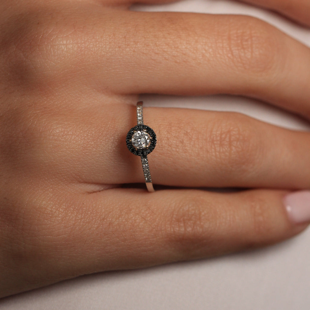 Anillo de Oro blanco con diamantes blancos y negros