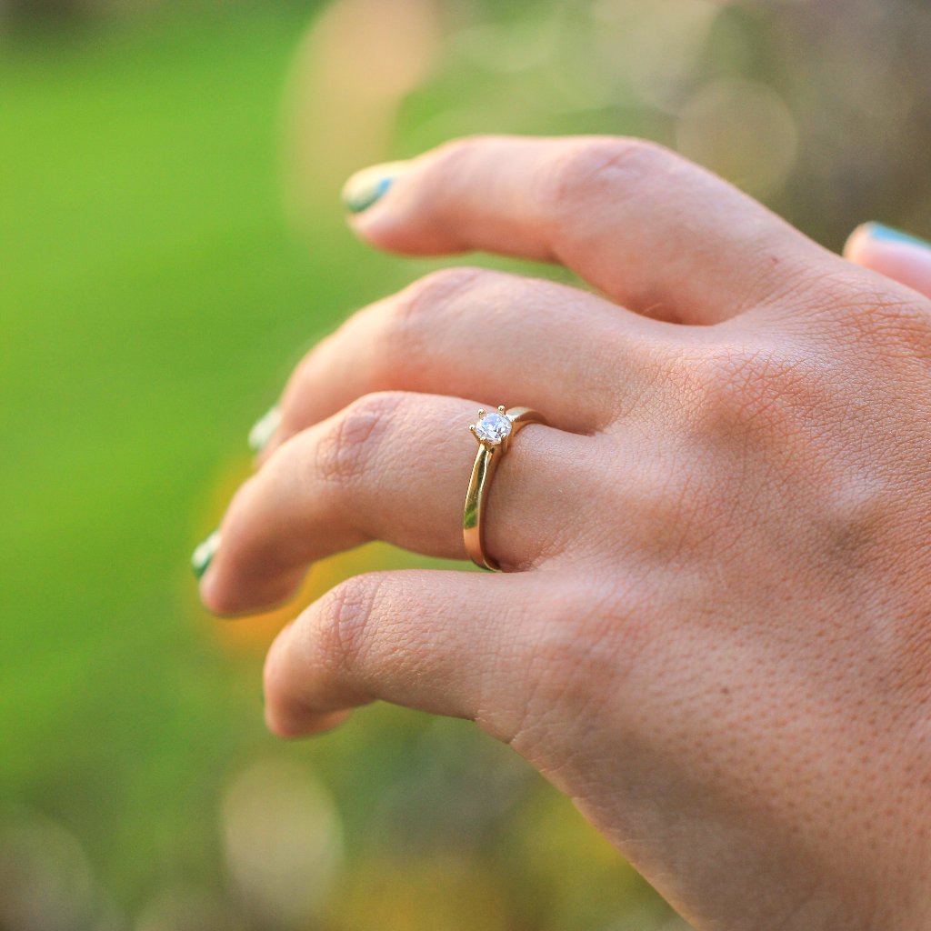 Anillo solitario de oro y circonita