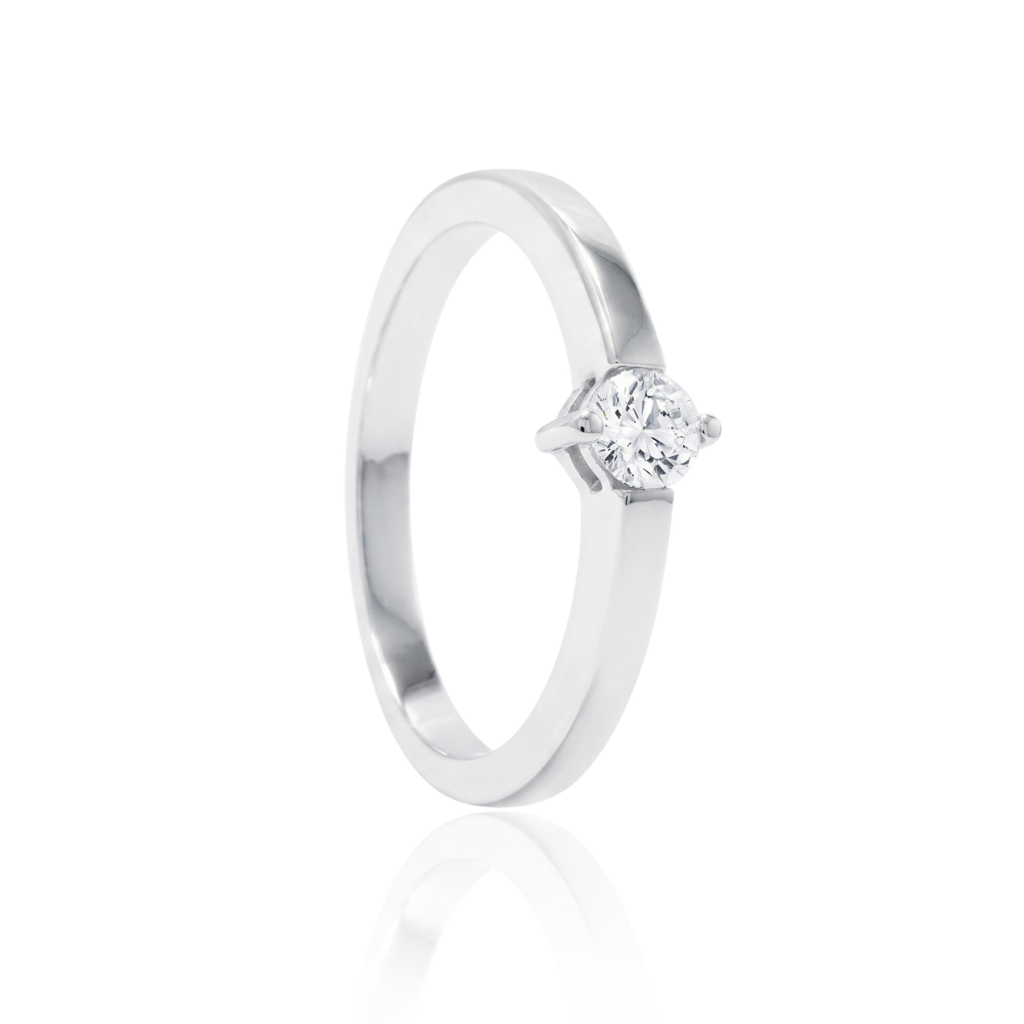 sortija de compromiso realizada en oro blanco de 18 quilates con diamante 