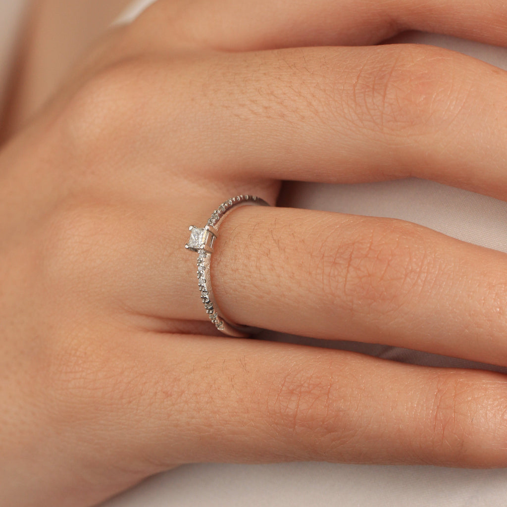 Sortija de oro blanco 18k con diamante princesa