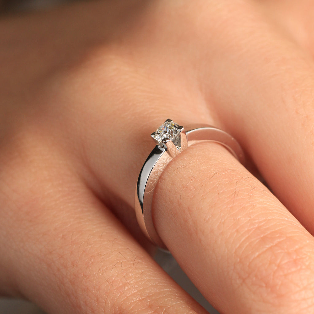 Anillo de oro blanco y diamante