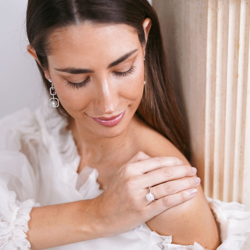 Anillo de compromiso de oro blanco con diamantes pamplona