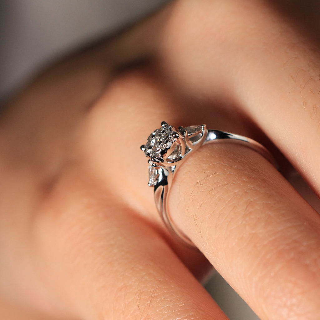 Anillo de compromiso pamplona oro blanco de 18k con diamantes