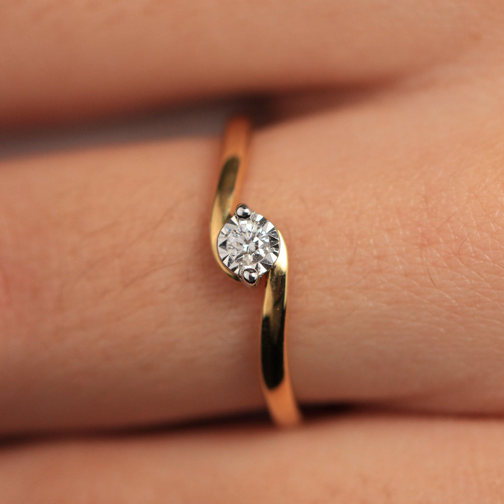 Sortija de oro amarillo de 18k con diamante