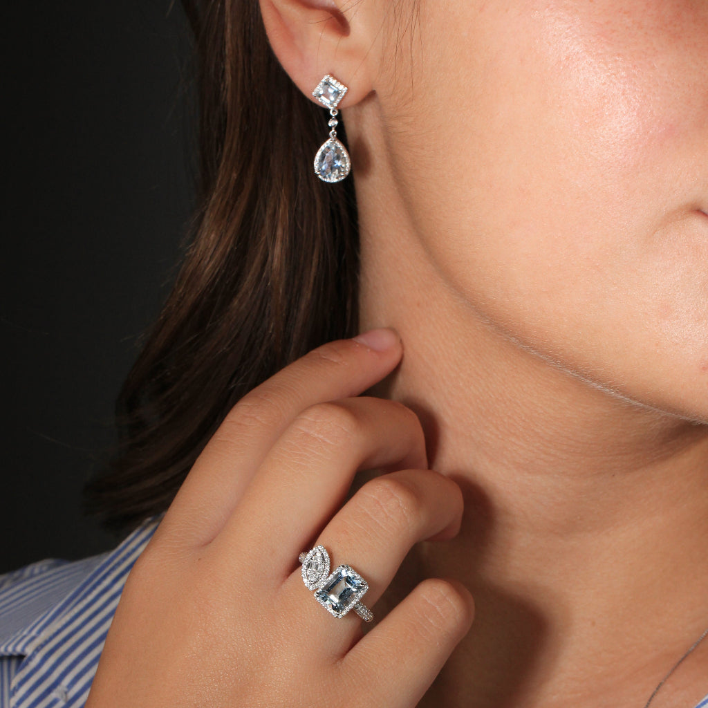 Anillo especial de oro blanco de 18k con diamantes y aguamarina