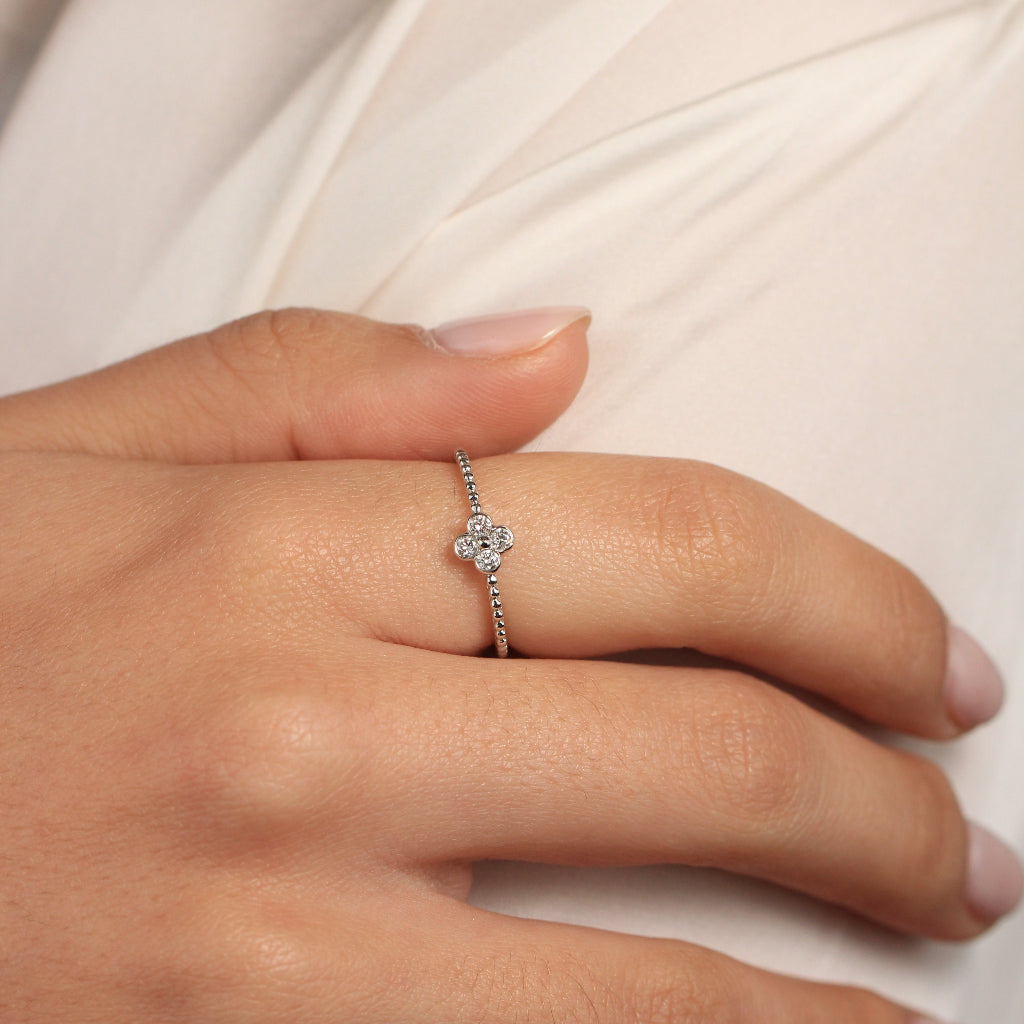 Sortija de oro blanco 18k con diamantes en forma de flor