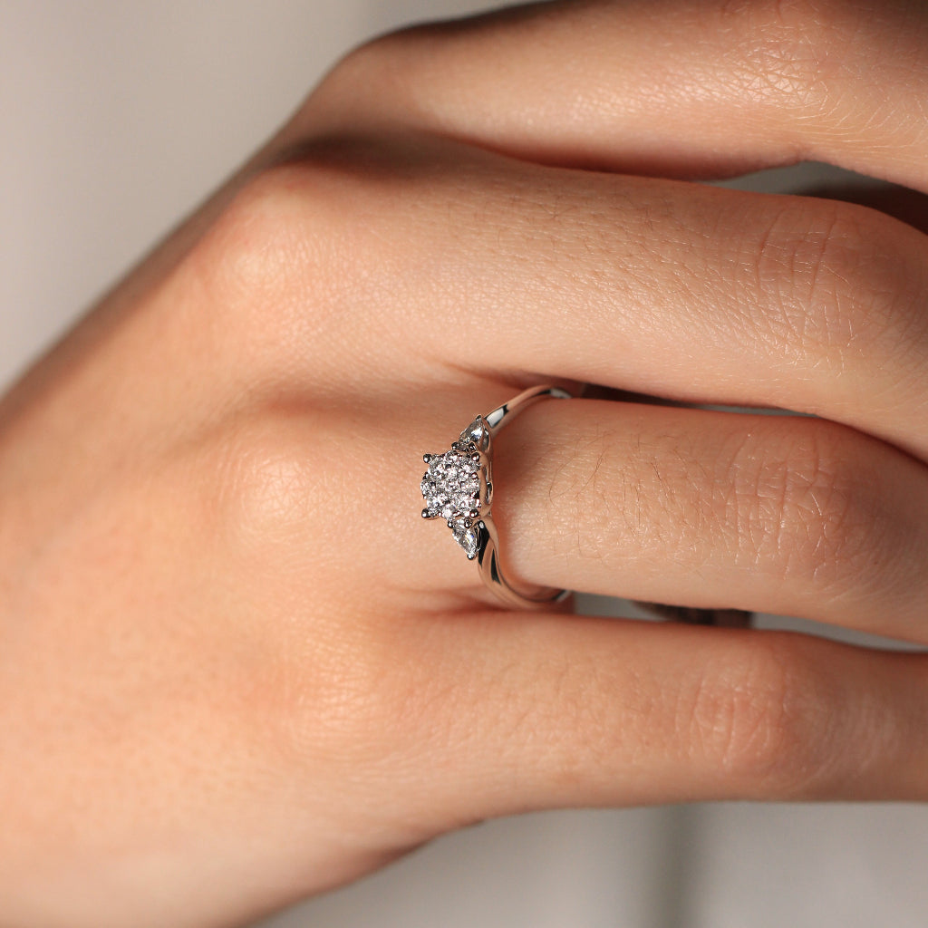 Sortija romántica de oro blanco de 18k con diamantes