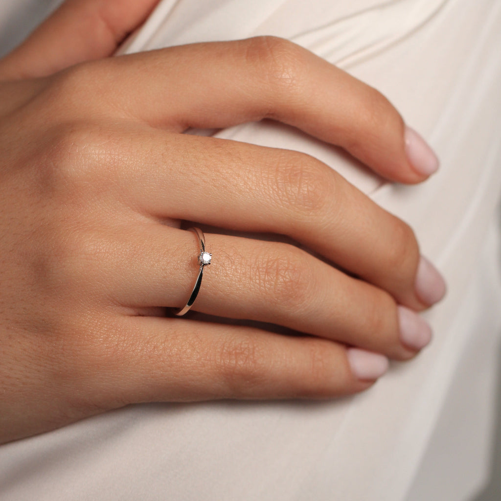 Sortija de oro blanco fina