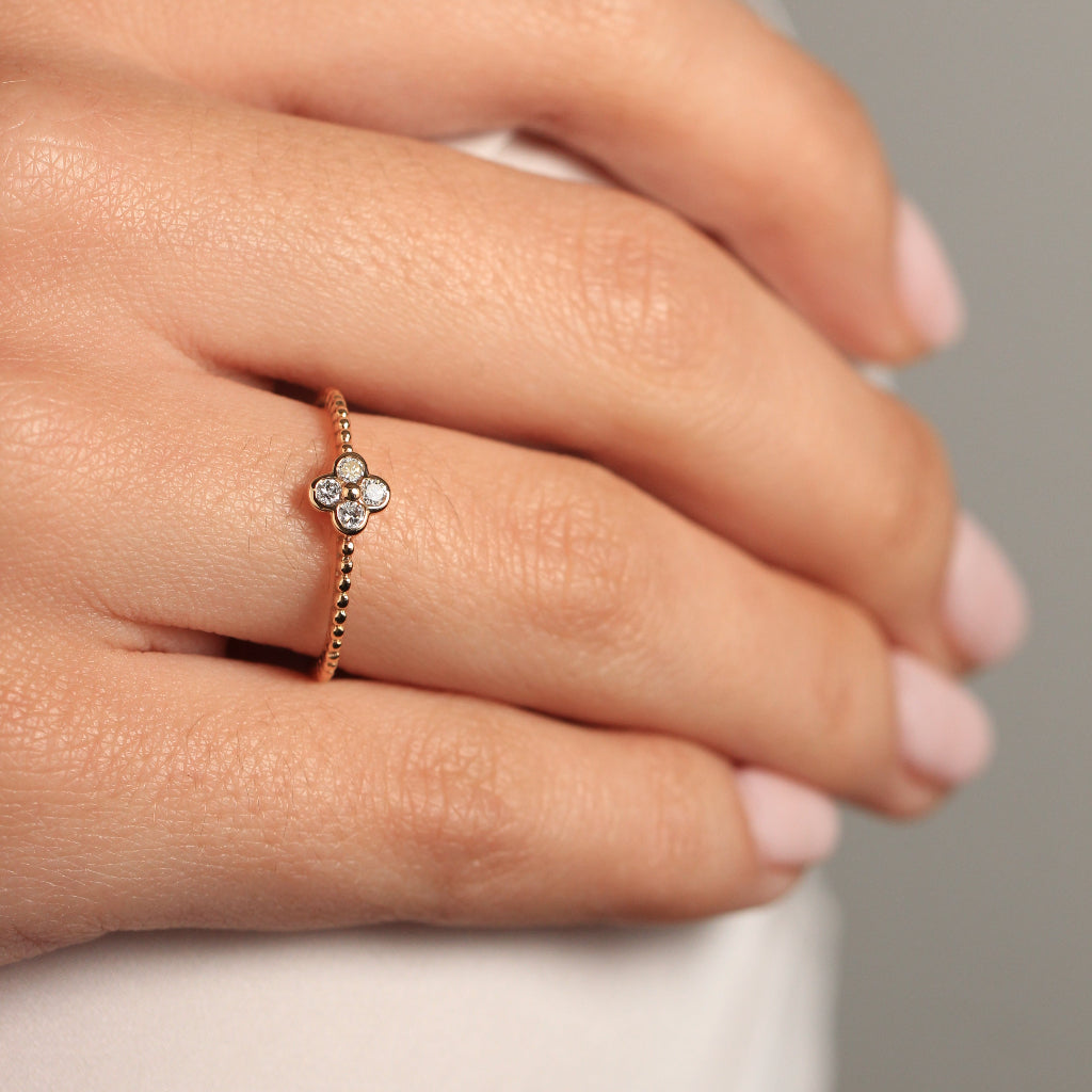 Sortija de oro rosa 18k forma de trébol