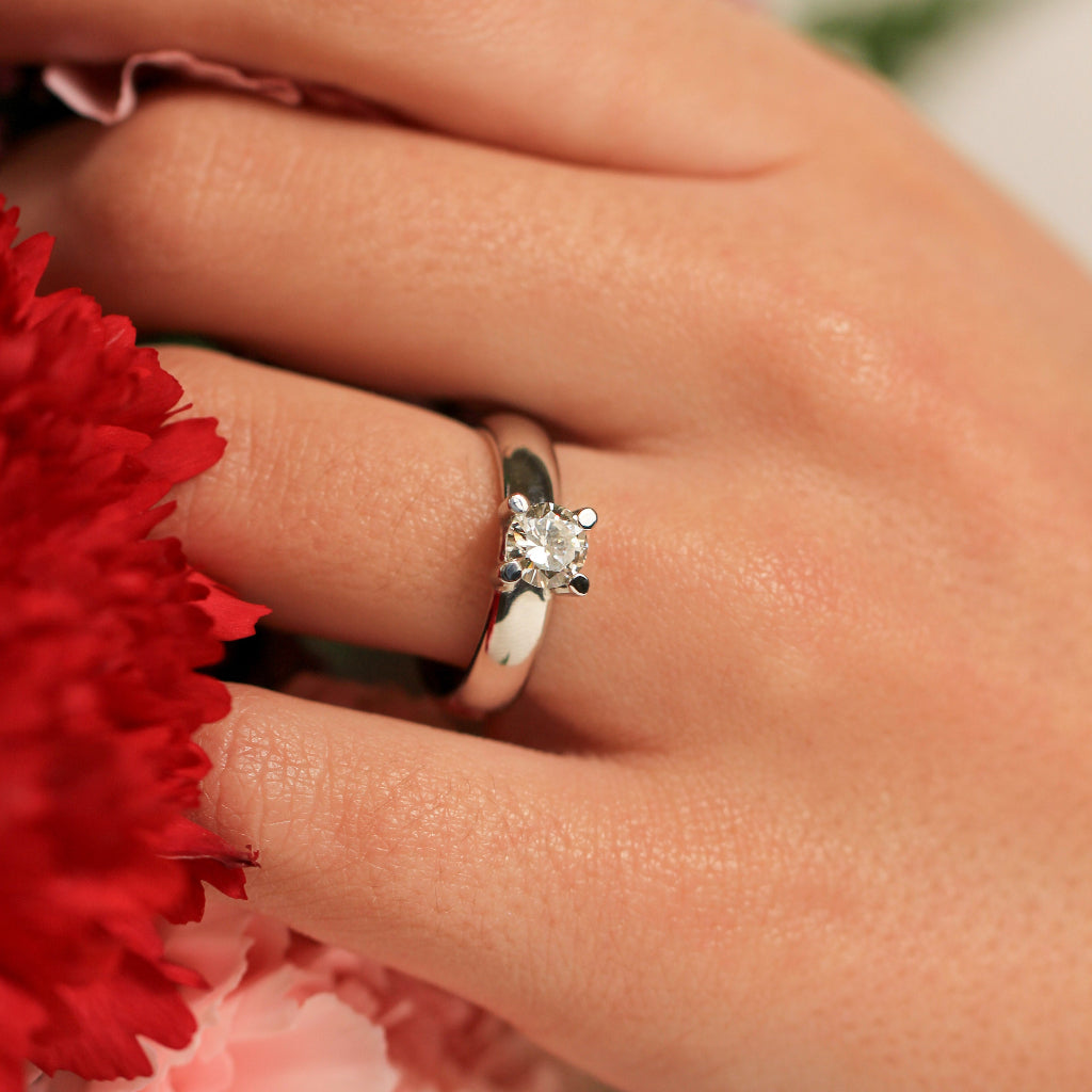 Anillo de pedida de mano de oro blanco de 18k y diamante