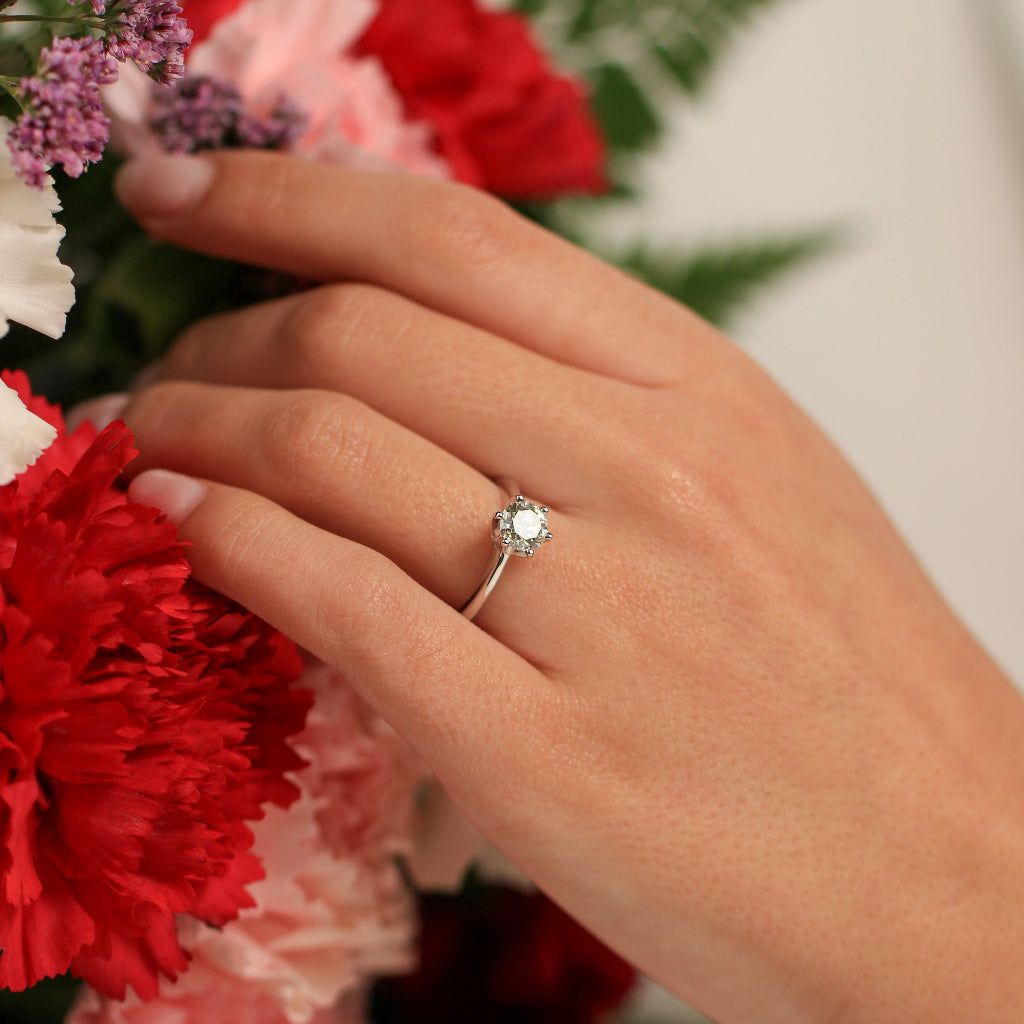 Sortija de compromiso de oro blanco de 18k y diamante