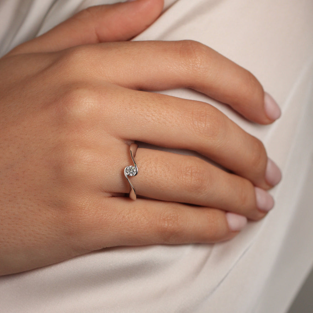 Anillo con brazo cuchilla y diamante