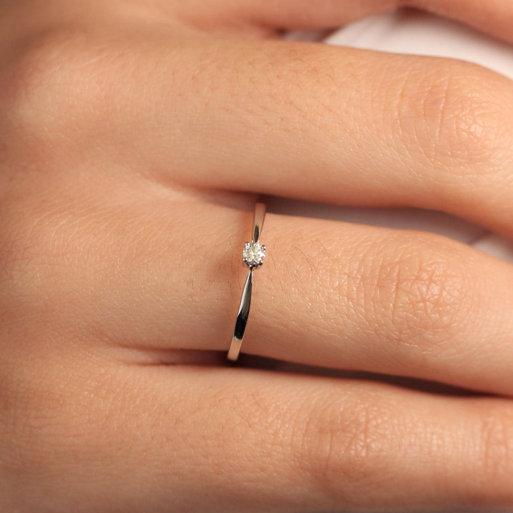 Anillo fino elaborado en oro blanco con diamante brillante