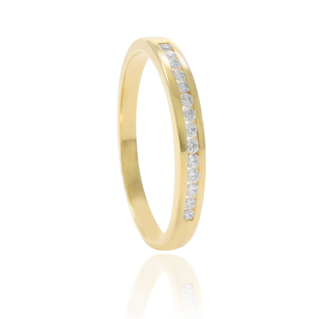 Sortija estilo carril con diamantes realizada en oro amarillo de 18k