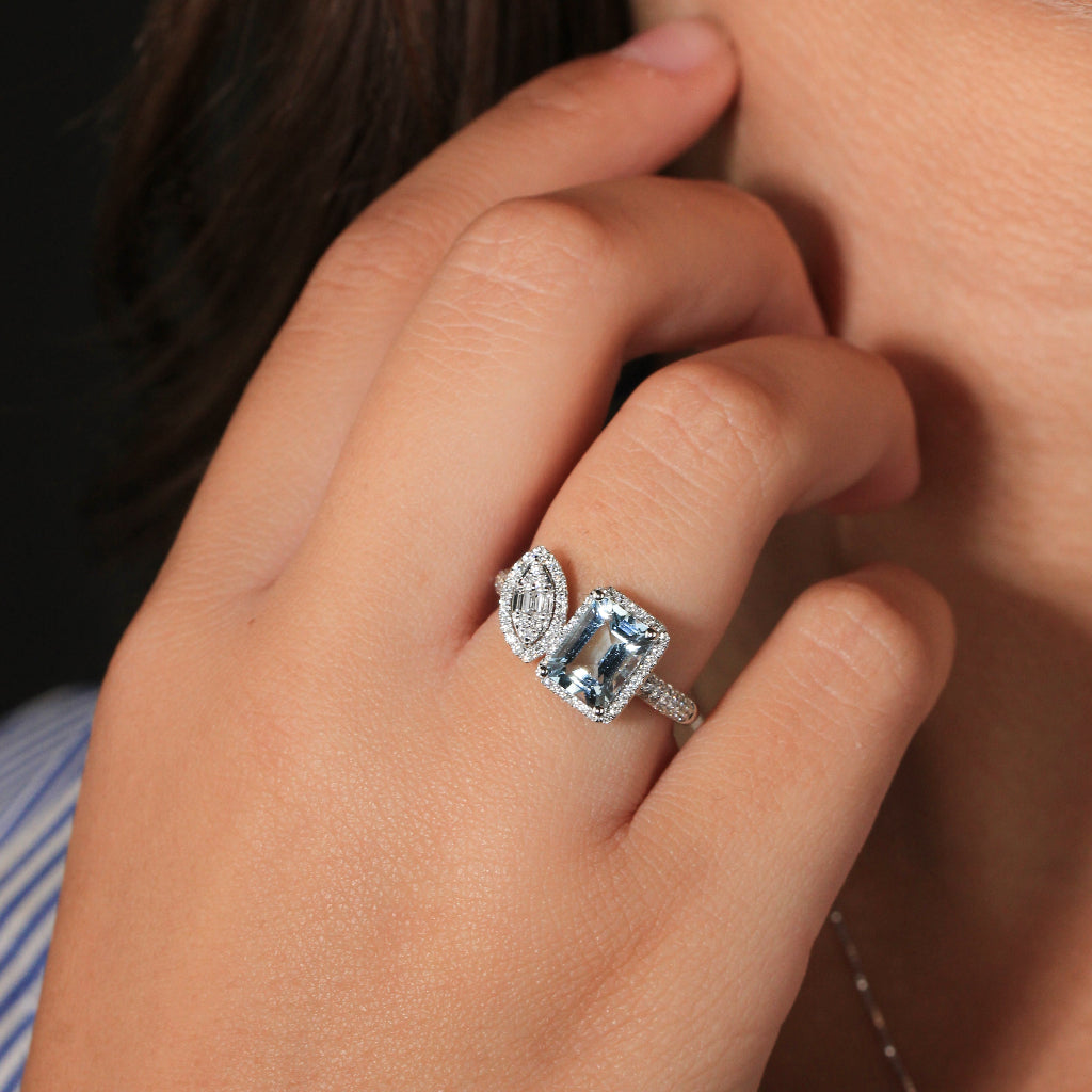 Anillo de oro blanco de 18k con diamantes y aguamarina